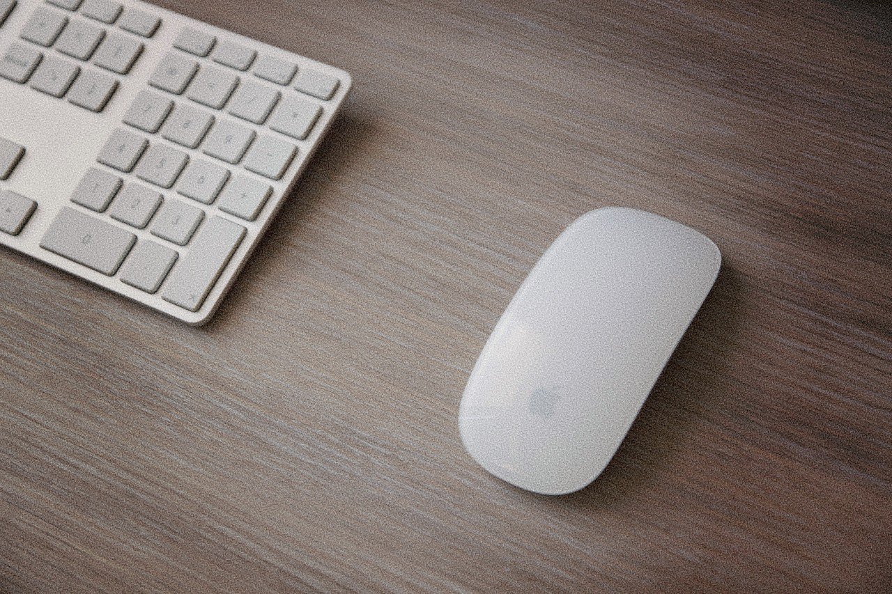 clavier et souris poses sur une table.jpg